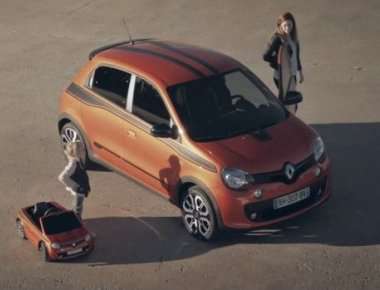 Κοριτσάκι... ντριφτάρει με ένα Renault Twingo GT τζούνιορ για τις ανάγκες του διαφημιστικού σποτ (βίντεο)